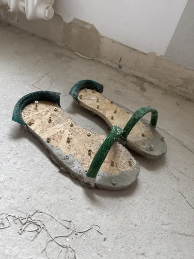 arsamakov - patrzcie jakie mój ojciec buty sobie zmontował do chodzenia po wylewce XD...