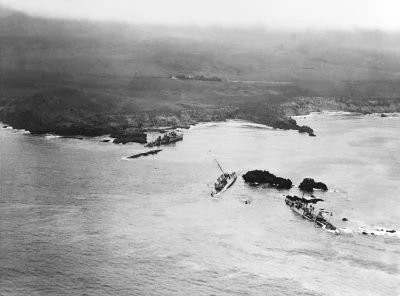 Powstaniec - Na zdjęciu widać 5 amerykańskich niszczycieli typu Clemson rozbitych o s...
