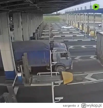 sargento - @darek-jg: na filmie jedna ciężarówka przejeżdża normalnie, a za nią ta dr...