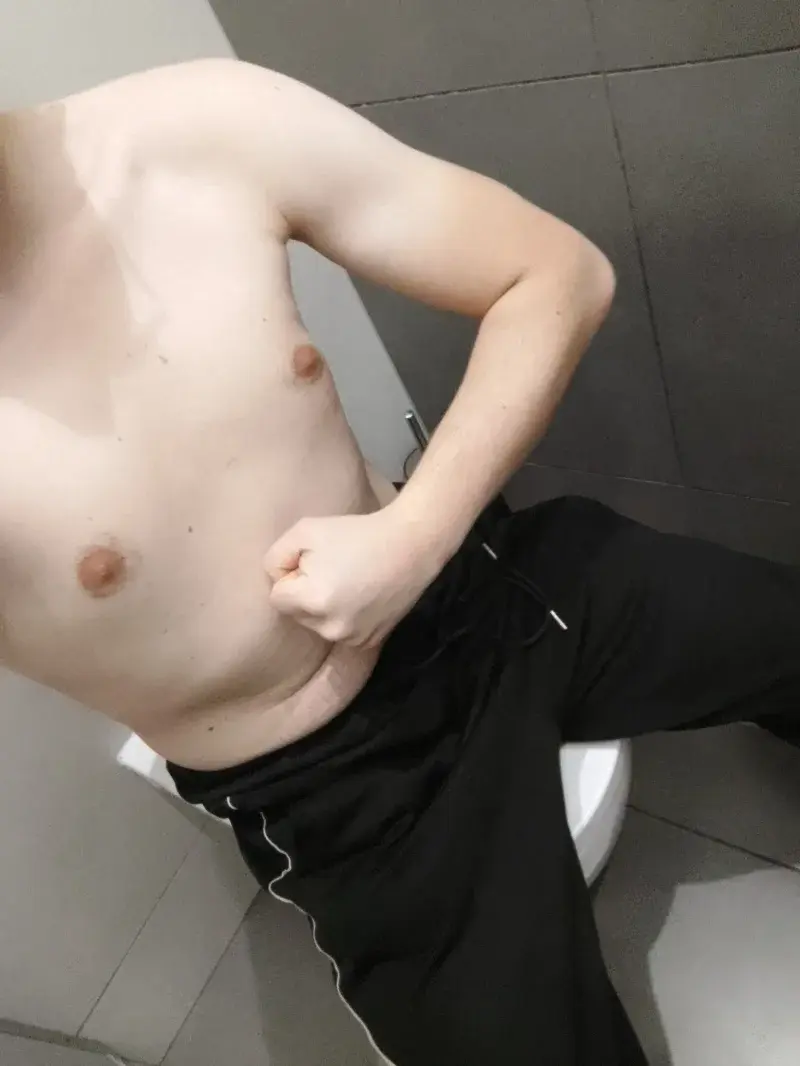 ryoku88 - #przegryw siedzę w kiblu po siłowni