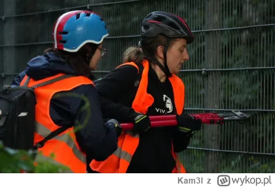 Kam3l - Kiedy włamujesz się na lotnisko, aby zakłócić loty, ważne jest aby dla bezpie...