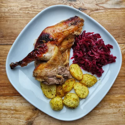 Krupier - Podane z pieczonymi ziemniakami i buraczkami.