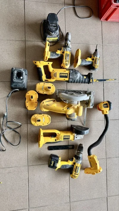 feel-the-scale - #budowadomu 
Dewalt - czy na zdjęciu jest oryginał czy podróbka dewa...