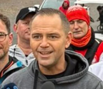 Niedowiarek - -Miej możliwość wyboru dowolnego przybranego nazwiska
-Nazwij się "Butt...