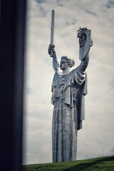 Kagernak - Z tarczy ogromnego stalowego pomnika w Kijowie "Matka Ojczyzna" zaczęto de...