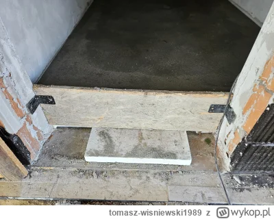 tomasz-wisniewski1989 - Podłoga cofnięta żeby była ciepła podwalina pod drzwiami. Łąc...