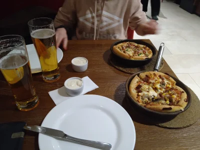 SzycheU - Jem sobie pizze z różową #piwo #pizza #pizzahut #szycheucontent