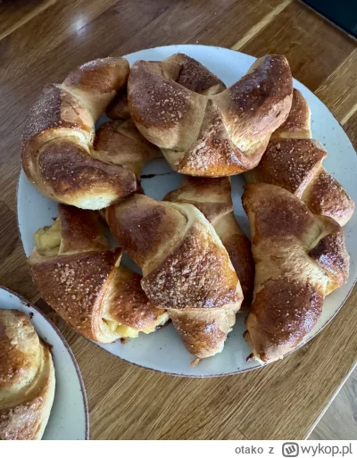 otako - #pieczzwykopem 
Rogaliki krucho-drozdzowe z jablkami prazonymi w miodzie. Prz...