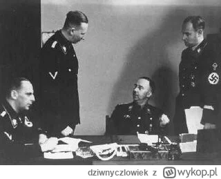 dziwnyczlowiek - Na zdjęciu (zmęczony) Himmler rozmawia ze swoim adiutantem podczas k...