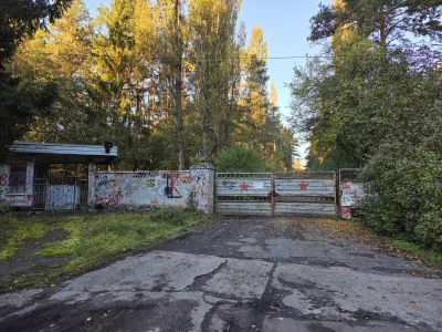 SzycheU - Ciekawe czy ktoś rozpozna miejscówkę po bramie 
#urbex #Niemcy
