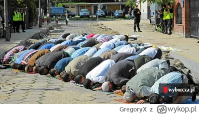 GregoryX - >
Teraz sobie wyobraźcie muzułmanów z kocami modlącymi się do Allacha w ja...