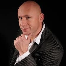 nobon - >Ktoś mu wielką krzywde wyrządził.

@andbatros: trenował go osobiście pan Mar...