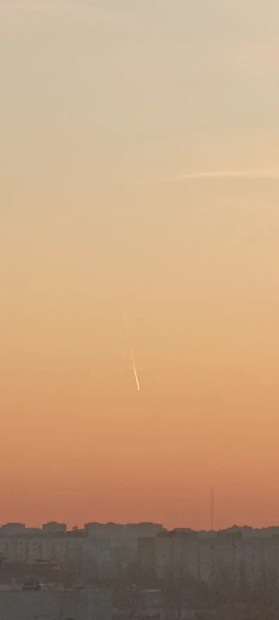 grooles_ - Ale fajne coś na niebie w #warszawa wygląda jak meteor albo katastrofa lot...