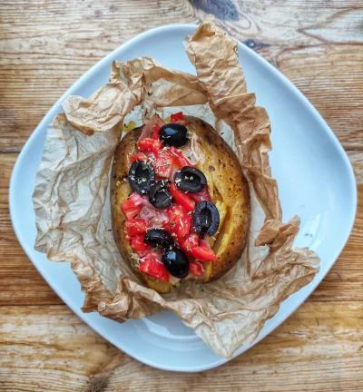 Krupier - Dla żonki z serem owczym, pastą z prawdziwków, szynką szwardzwalcką, pomido...