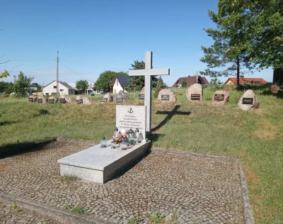 M4rcinS - Miejsce nieopodal cmentarza w Bakałarzewie w którym Niemcy, w 1944 roku, ro...