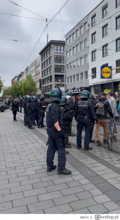 waro - Sceny jak z nieźle odjechanego kabaretu, a to tylko współczesne Niemcy.

Dzień...