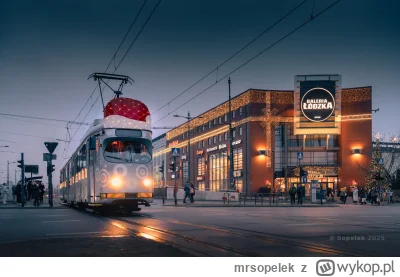 mrsopelek - Z okazji Mikołajek dzisiaj w #lodz można było spotkać "świąteczny" tramwa...