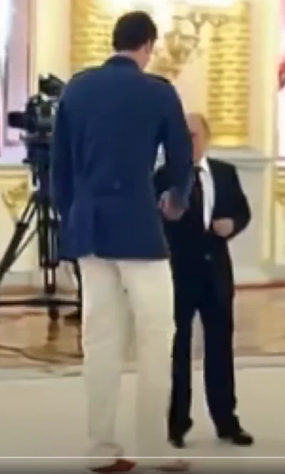 LittleMakak - @ZapomnianeHaslo: @troglodyta_erudyta W tym rzecz że Zełeński ma 170 cm...