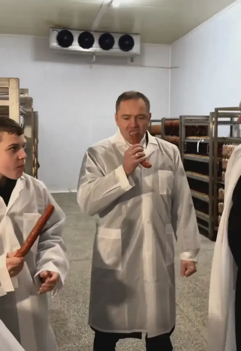 bananiq - "To wszystko każe nam powiedzieć mocno i stanowczo... – ... parówkowym skry...