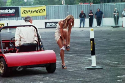 bialy100k - Dlaczego zdejmuje majtki?
Jakieś pomysły?