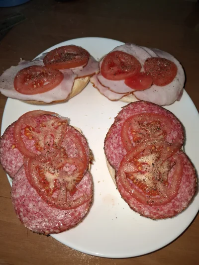 JanNaj358 - #przegryw kanapeczki se 
Peak moich kulinarnych umiejętności