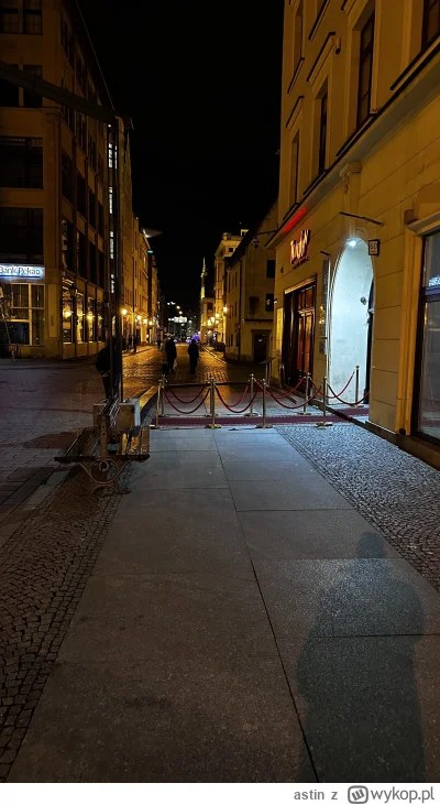 astin - Jakim cudem klub ze striptizem wykorzystuje płytę Rynku do rozłożenia dywanu ...