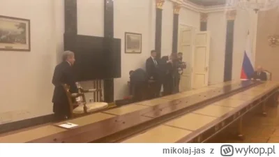 mikolaj-jas - Putin pokazuje jednemu ze swoich podwładnych jak blisko niego może usią...