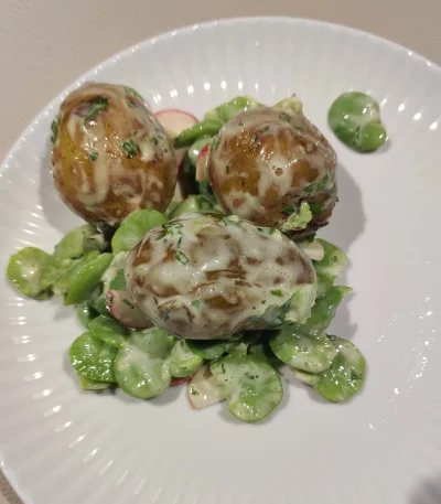 trollasek - Boooże jakie to jest pyszne.
Młode ziemniory i bób połączone w sosie to j...