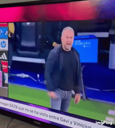 kinson - Hansi Flick pokazuje sędziemu że ręka się nie liczy do spalonego
#mecz