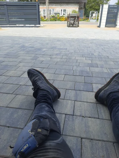 machinegunkelly_ - Huop położył 210 m2 kostki. Ubić, sprzątnąć manele i od jutra nowa...