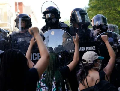 PingwinPikPok - @foooo: zwykły patrol nie jest od zamieszek. Ci są od zamieszek.