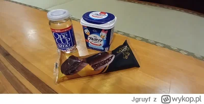 Jgruyf - A to zestaw z Lawson. Sake w szklance, drożdżówka i jogurt co ma w nazwie Bu...