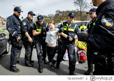 Grzesio87 - Greta zatrzymana podczas protestu w Holandii (blokada autostrady)

#miodd...