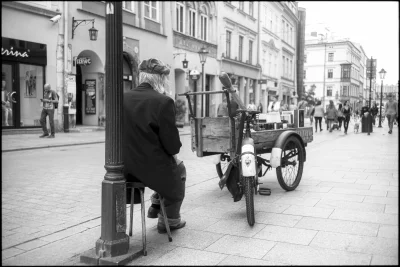 Monochrome_Man - Chłopiec z zapałkami. 

#fotografia #dailymonochrom