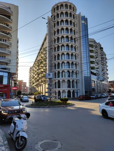 Krupier - Spacerujesz sobie po Prizren w Kosowie, a tam krzywa wieża. XD

I cyk, już ...