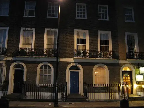 nonOfUsAreFree - Harry tylko kilka miesięcy nacieszył się nieruchomością
Czarnoksiężn...