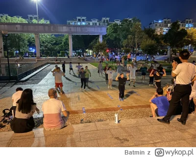 Batmin - Wieczorem po ponad 30 stopniowym upale Chińczycy wychodzą do parku pośpiewać...