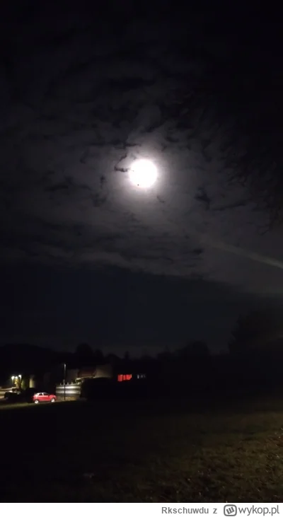 Rkschuwdu - Czasami chciałoby się mieć lepszy aparat w telefonie. Księżyc dzisiaj pię...