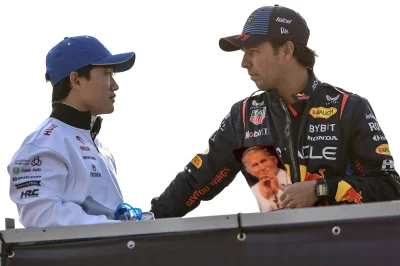 kinson - Sergio Perez przekazuje Yukiemu Tsunodzie kluczowy element drugiego bolida R...