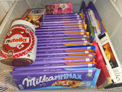 synadama - #takaprawda #jedzenie 

Każdy w domu ma podobną awaryjną szufladę z łakoci...