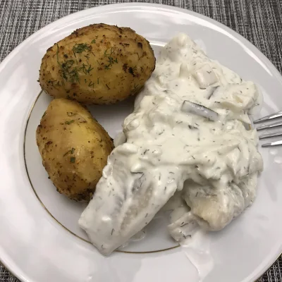 HuopWsiowy - Resztka ziemniaków pieczonych na zimno i śledzik scybulq w śmietanie. Do...