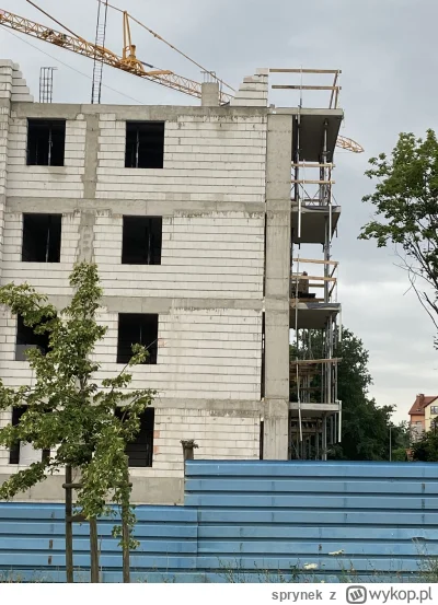 sprynek - Czy to normalne że zostaje taka szpara w budowanym bloku? #budujzwykopem #r...
