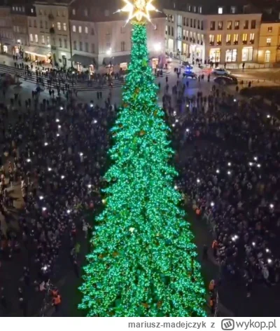 mariusz-madejczyk - Więcej osób na podswietleniu choinki niż na niedzielnym protescie...