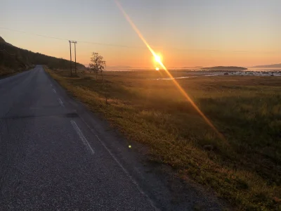 ChlopoRobotnik2137 - Jadę se dalej. Jak wierzyc kompasowi z tel, to słońce swieci ter...