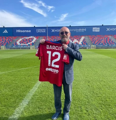 Trzesidzida - Siemasz Norek, słuchaj może ty mi załatwisz jakąś dupę 

#mecz