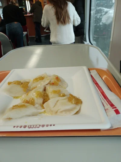 MirekZnikad - jem sobie pierożki z serem  w pociągu, zapłaciłem za nie 32zl #przegryw...