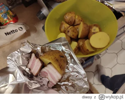 diway - Robię se ziemniaki z grilla z boczkiem. 

#foodporn #gotujzwykopem