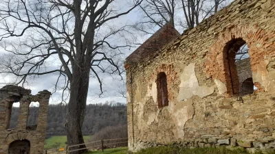 F.....n - 1. Wybierz się na urbex do opuszczonego/zapomnianego miejsca. Bądź przy tym...