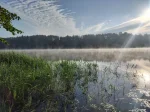 zalozylemkonto - Sobota, 5:55 chłop zadowolony nad jeziorem na spacerze