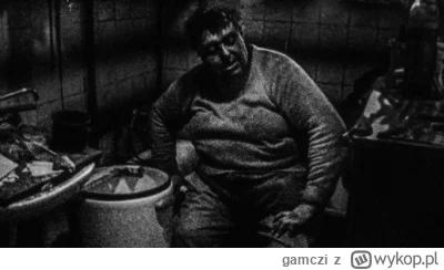 gamczi - *Gdzieś w górskiej chacie o 4 rano, rudy idzie szczać a w kuchn siedzi on..*...